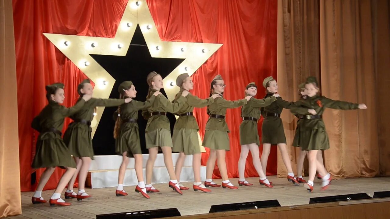 Песня дети войны танец. Военные танцы. Детский военный танец. Хореографический коллектив военный. Военное Попурри.