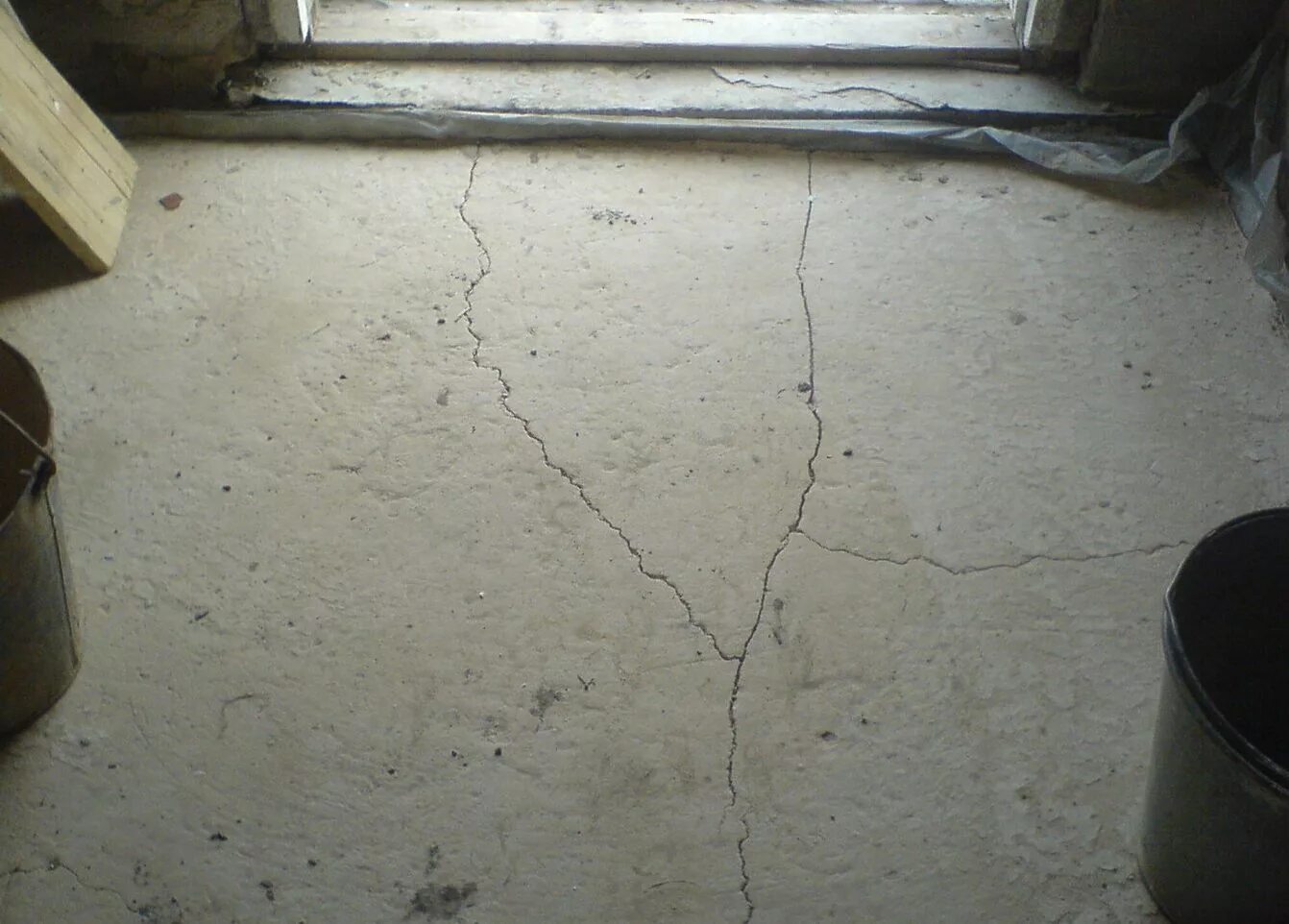 Цементно-Песчаная стяжка пола трещины. Цементная стяжка бухтит. Усадочные трещины на стяжке. Потрескалась стяжка пола. Трещины стен стяжки
