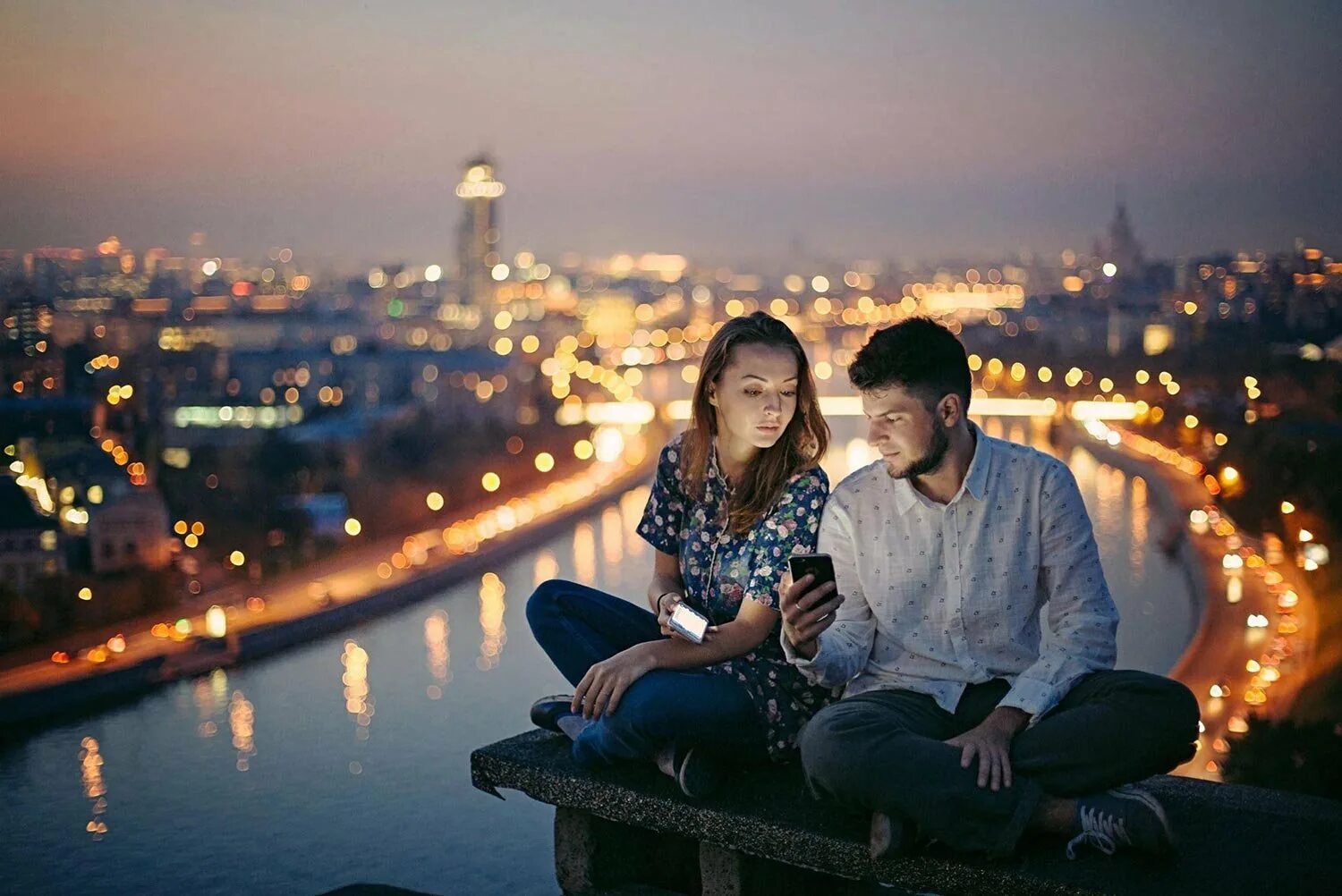 Love story фотосессия. Парочки на фоне города. Влюбленные пары в городе. Фотосессия на фоне ночного города. Вечером какой отношение