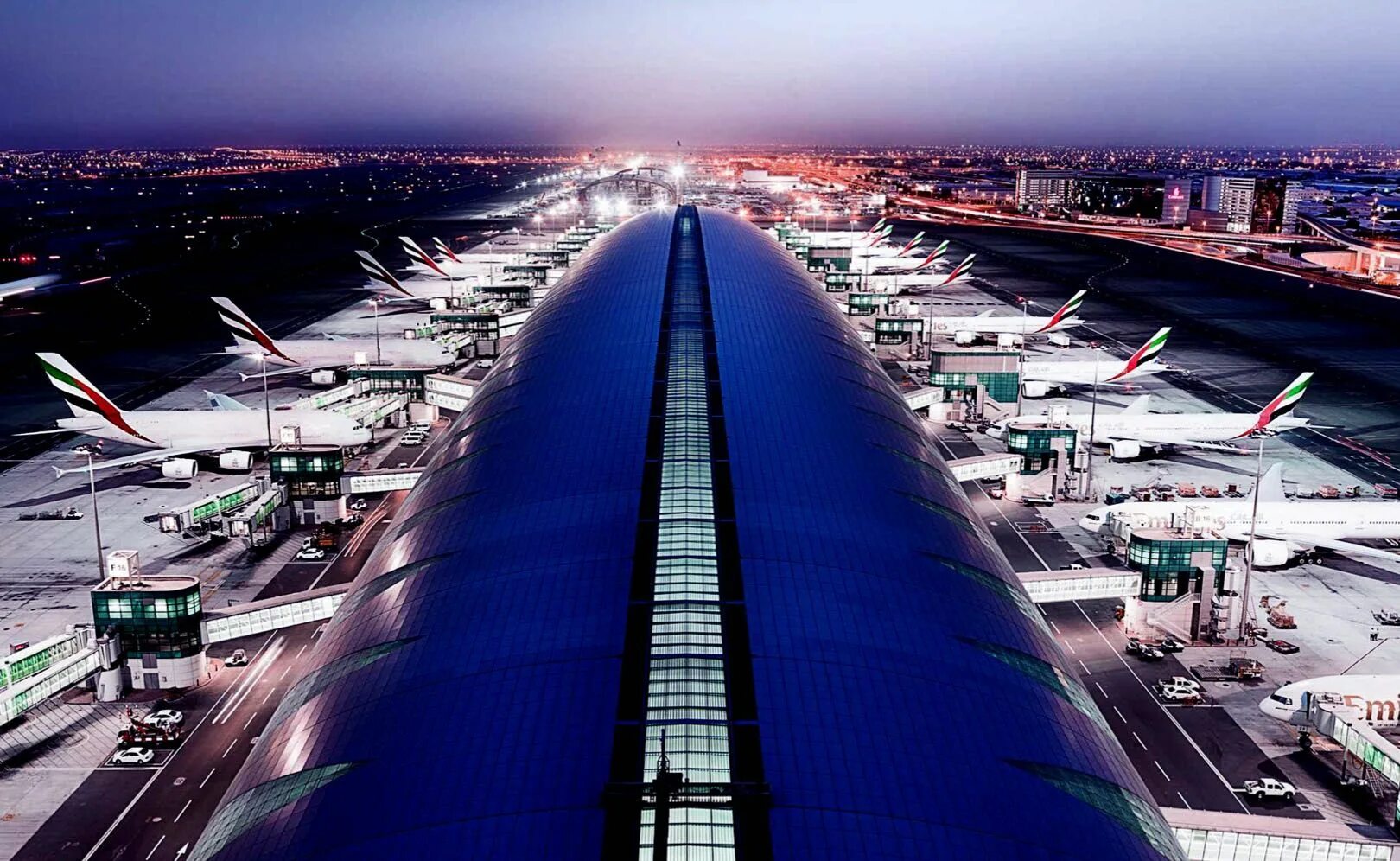 Арабские эмираты аэропорты международные. Аэропорт Дубай (Dubai International Airport). Аэропорт Дубай 2022. DXB Airport Дубай. Дубай Интернешнл аэропорт.