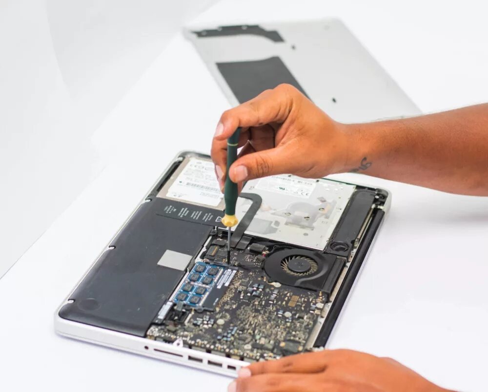 Сервисный центр macbook. MACBOOK Repair. Ремонт ноутбуков. Мастер чинит макбук. Обслуживание ноутбука.