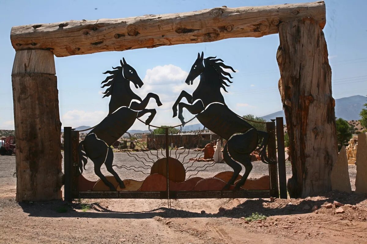 Красивые деревянные ворота. Резные ворота из металла. Кованые ворота с лошадьми. Кованые лошади на воротах. Кованые ворота с лошадьми.