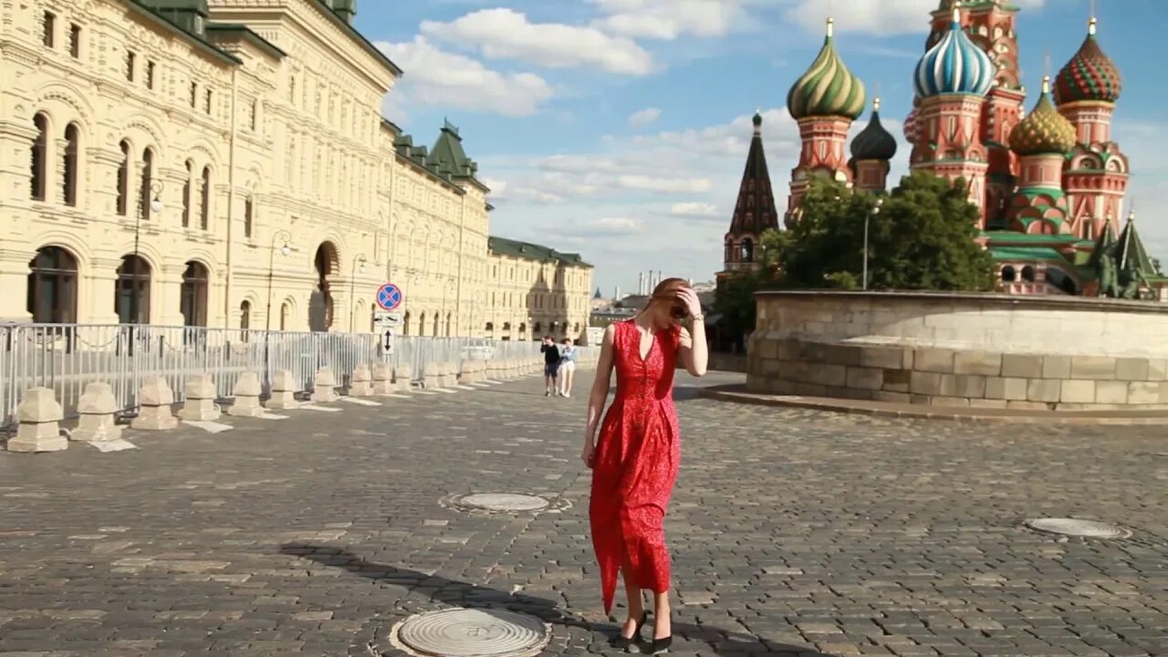 Влюбленные на фоне москвы. Портрет на красной площади. Красная площадь днем. Свадьба в царицыно зимой. Девушка на красной площади со спины.