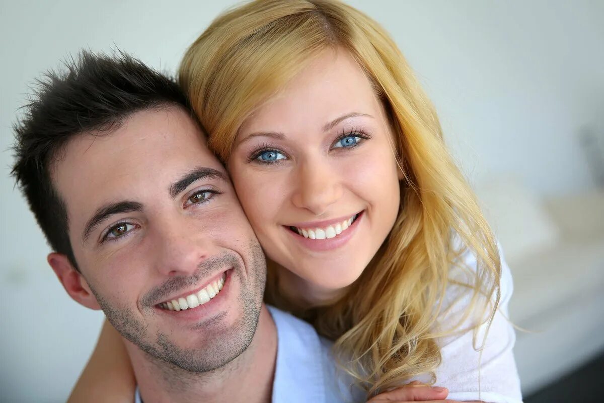 Мужчина старше подруги. Женщина старше мужчины Shutterstock. Cheerful couple. Smile couple. Пары где женщина старше мужчины на 6 лет.