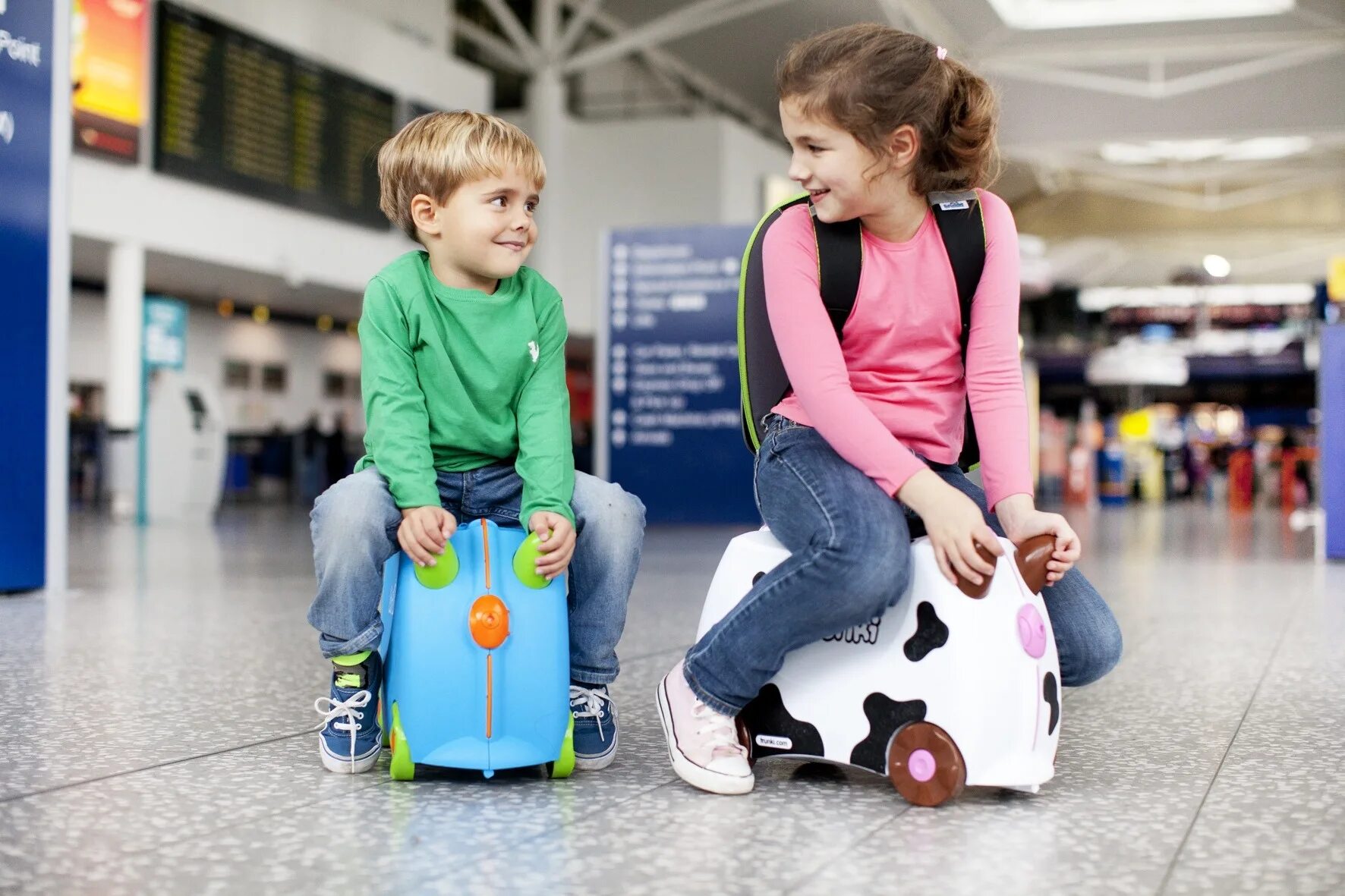 Порядок выезда детей. Дети в аэропорту. Чемодан для детей. Путешествие с детьми. Малыш с чемоданом.