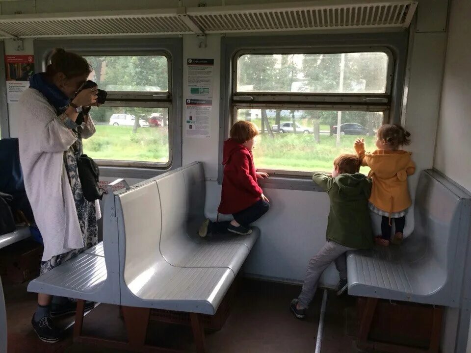 Ребенок едет на поезде с бабушкой. Электричка. Дети в электричке. Сиденья в электричке. Электропоезд для детей.