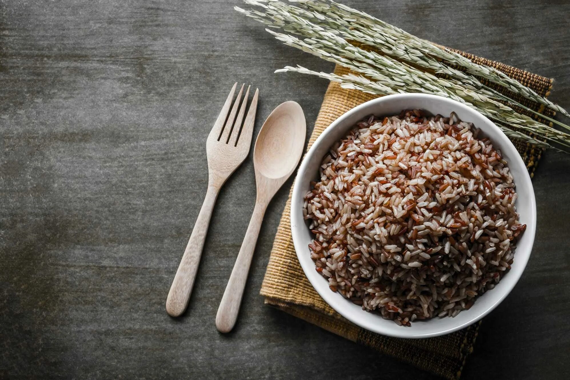 Brown rise. Бурый неочищенный рис. Bowl of Rice. Brown Rice. Крупа бурый рис.