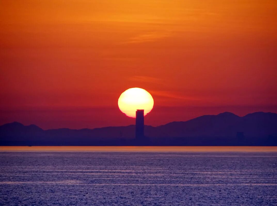 гора фудзияма в японии на восходе солнца. рассвет на острове. рассвет на море. Sunrise on island. остров восходящего солнца.