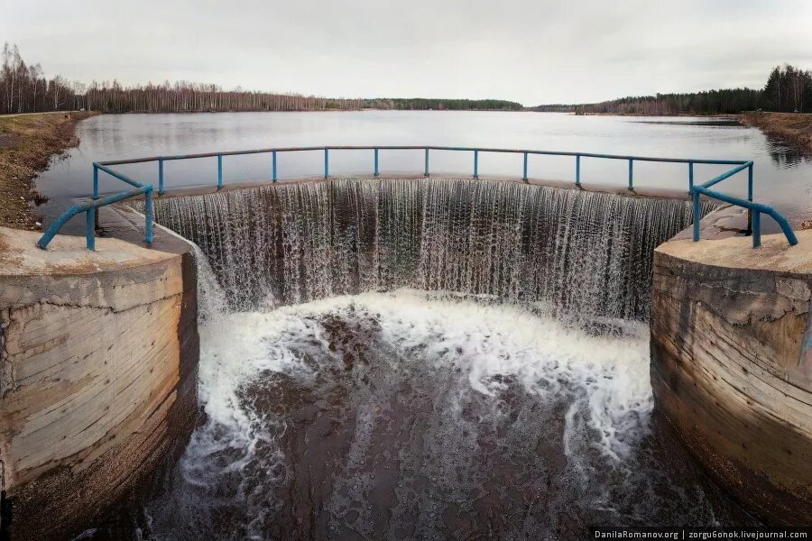 Уровень сброса воды. Водосливная плотина Иваньковской ГЭС Дубна. Десногорское водохранилище плотина. Десногорское водохранилище плотина водосброс. Шандоры на ГЭС.