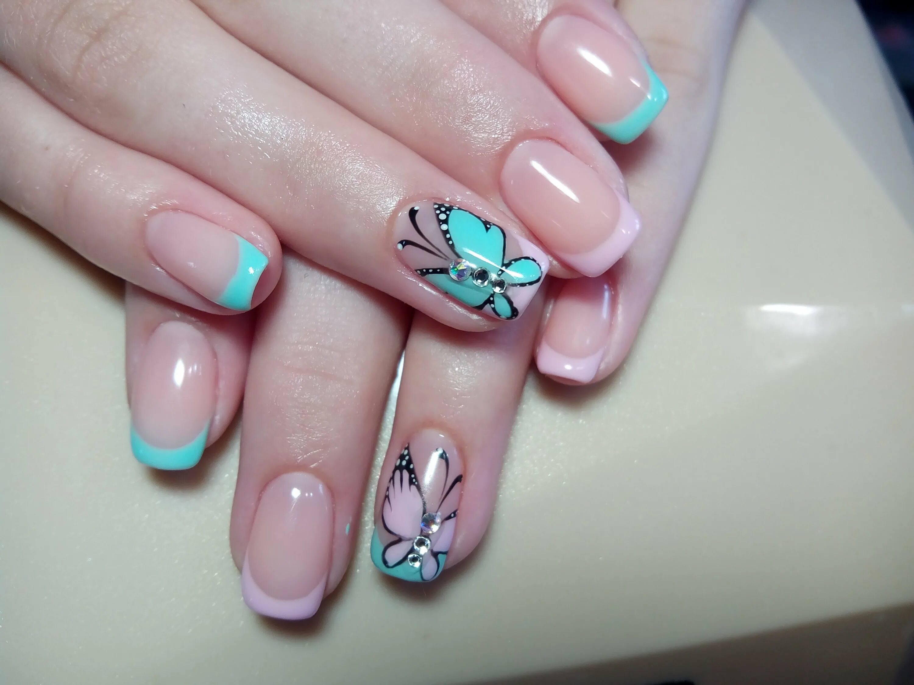 бирюзовый френч на ногтях. маникюр бирюзовый френч. голубой френч. изумрудный выкладной френч. французский маникюр бирюзовый.