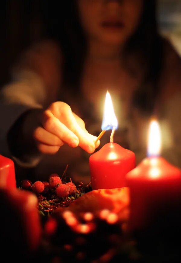 Одновременно зажгли 3 свечи одинаковой длины но разного диаметра. Зажигается свеча. Красивые горящие свечи. Lyrics of carry your candle light the world. Одновременно зажгли 3 свечи одинаковой длины.