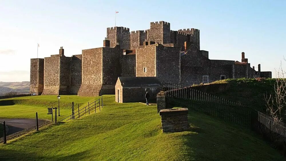 Самая крупная крепость из сохранившихся и действующих. Дувр Англия крепость. Замки Вильгельма завоевателя в Англии. Скалы в Англии и замок Дувр. Дуврский замок Англия фото.