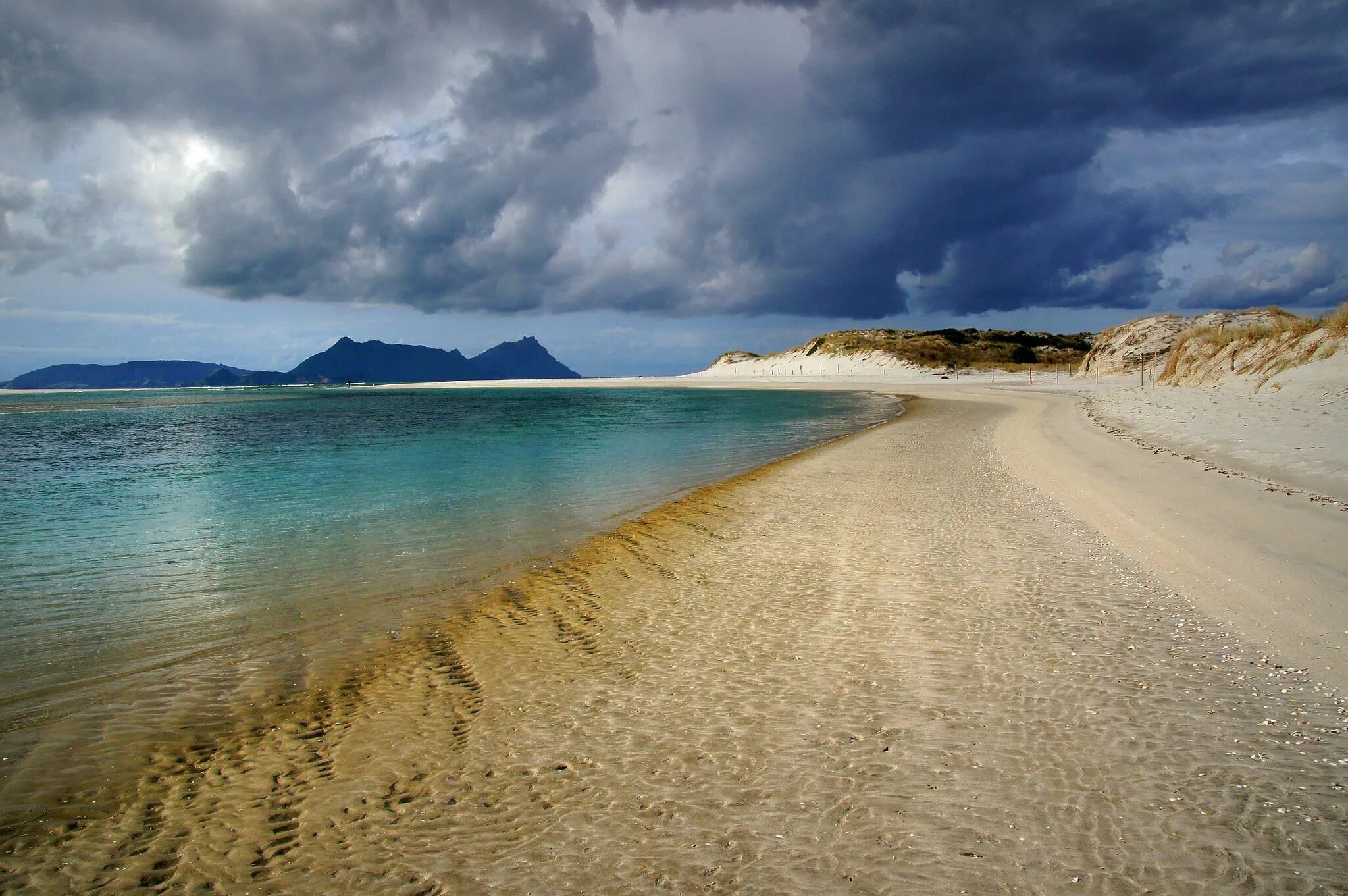 Австралия Новозеландия Береговая линия. Море песчаный пляж. Море Береговая линия. Песочный пляж.