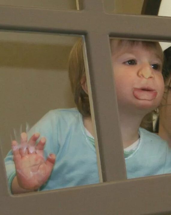 аутизм у детей. мальчик за стеклом. ребенок через стекло. машина за стеклом. детский на стекло авто.