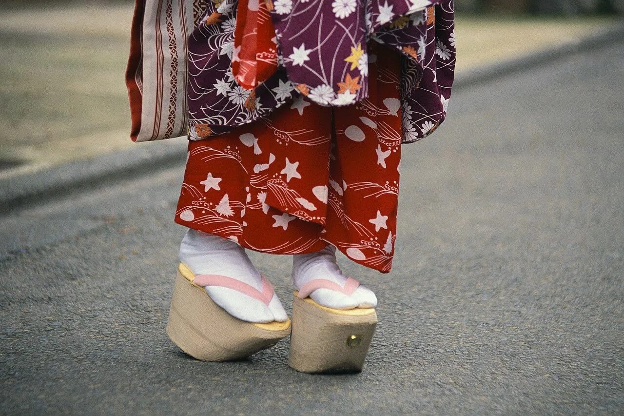 Ролики японских жен. Японская обувь окобо. Традиционная японская обувь дзори. Окобо обувь гейши. Поккури окобо.