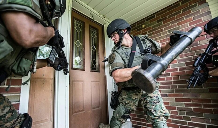Спецназ вламывается в дверь. Спецназ вламывается в дом. Квартира полиция. Фсб штурм квартиры. Омон штурм двери.
