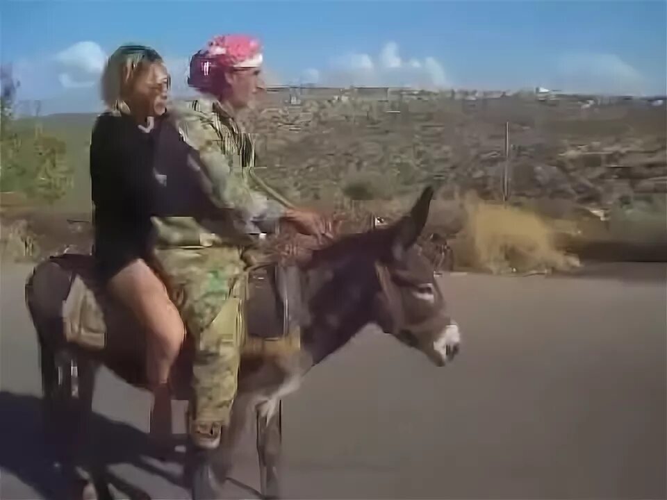 Осел хочет мужика. Человек на осле. Мужик на ишаке. Мужик осла видео. Человек осёл.