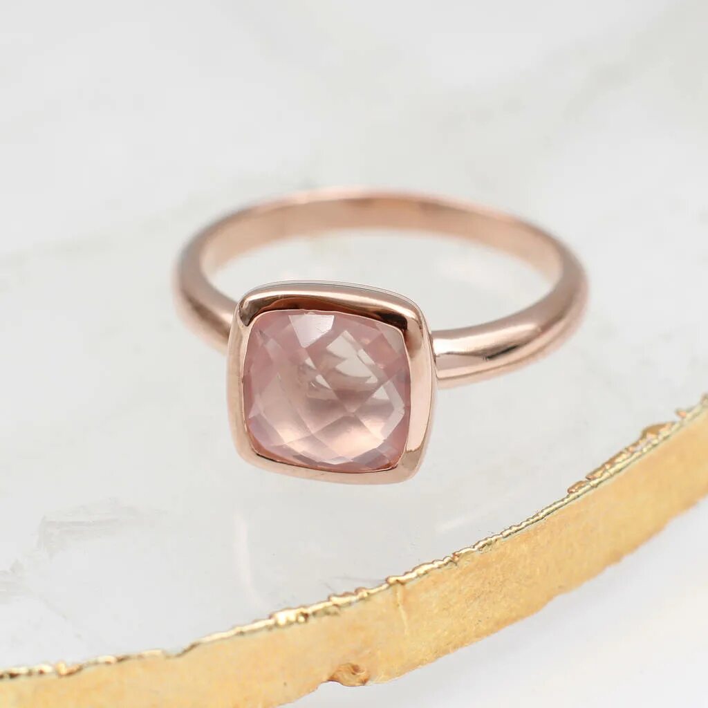 Розовый кварц с золотом. Золотое кольцо с розовым кварцем. Кольцо с розовым кварцем в золоте. Кольцо с розовым кварцем прямоугольные. Кольцо с квадратным розовым кварцем.