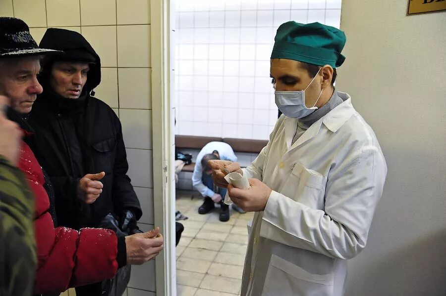 Мыться в корыте. Баня бомжей. Баня бомжей. Санобработка бомжей в бане. Санитарная обработка бездомных.