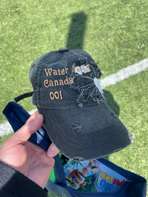 Парень в черной бейсболке. Бейсболка new era lic 232. Чья кепка. Кепка на голове. Чья кепка.