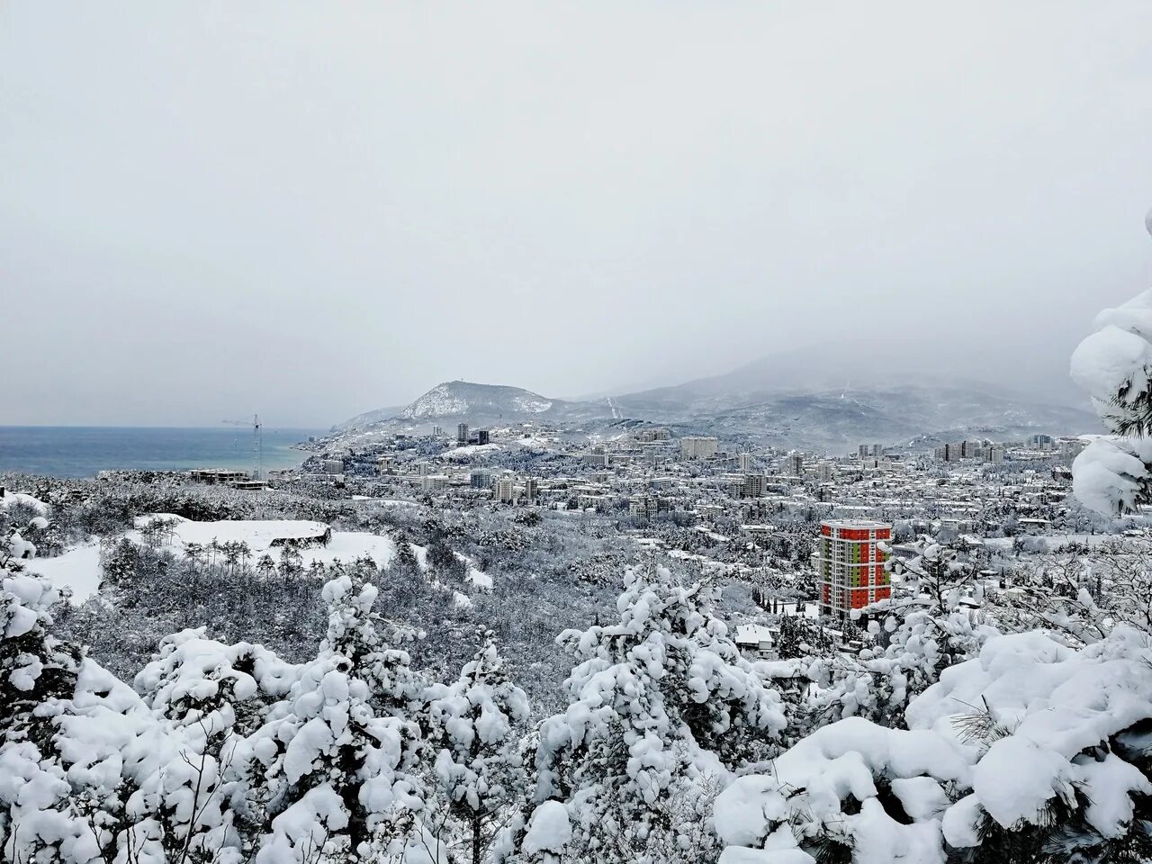 Алушта зима 2022. Алушта в снегу. Изобильное Алушта. Зимняя Алушта.