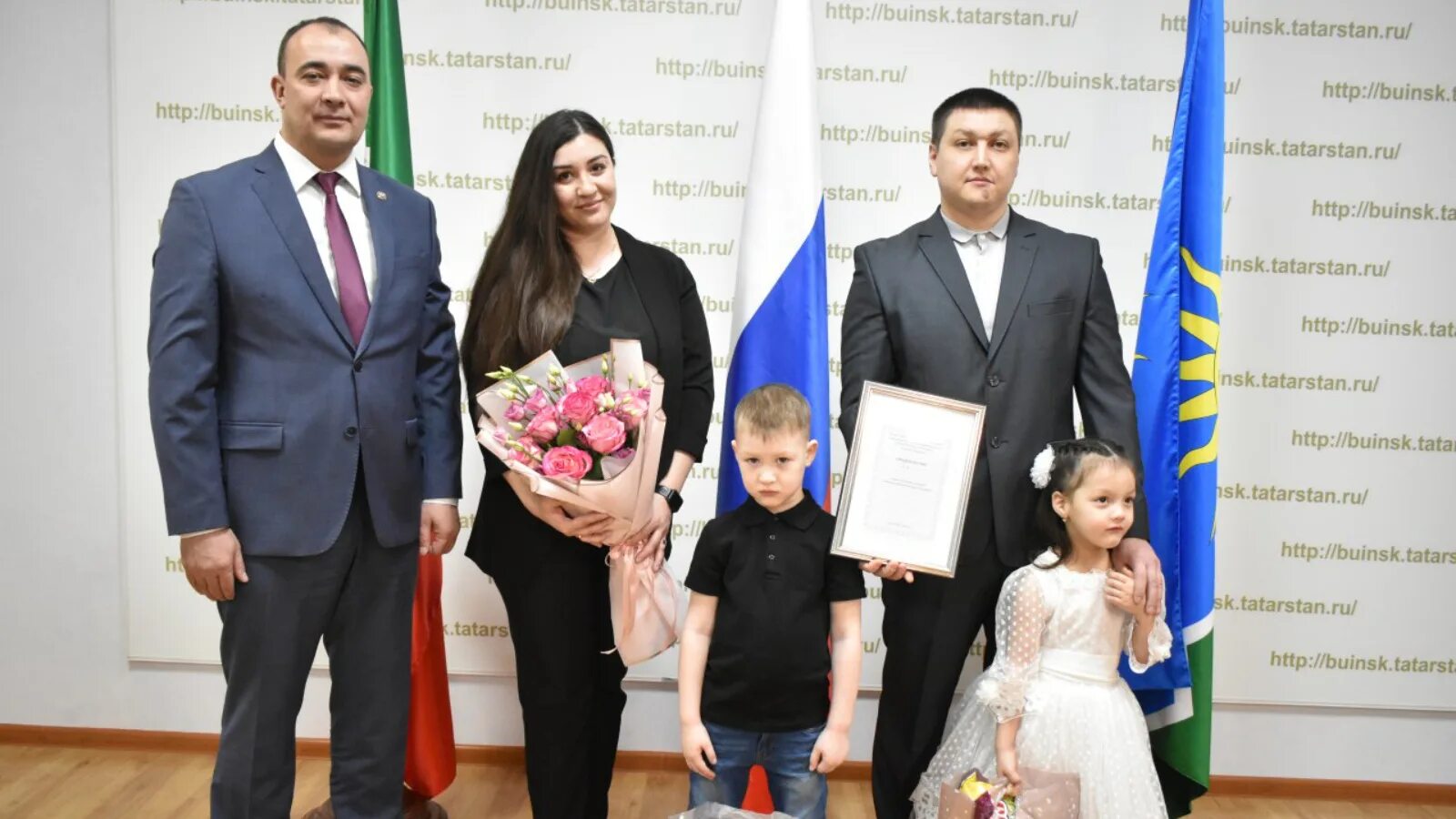 Молодым семьям будут выдавать квартиры