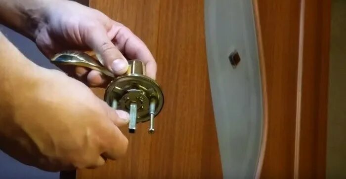 Как вставить ручку