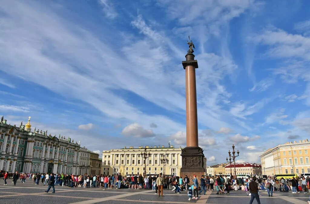 Санкт петербург дворцовая площадь 6 8 эрмитаж. Дворцовая площадь в Санкт-Петербурге Эрмитаж. Александровская колонна в Санкт-Петербурге. Зимний дворец и Александровская колонна. Эрмитаж Александровская колонна.