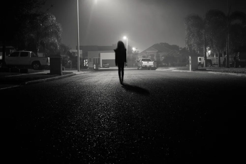 Девушка на ночной улице. Девочка на улице ночью. Девочка на дороге ночью. Темный силуэт на дороге.