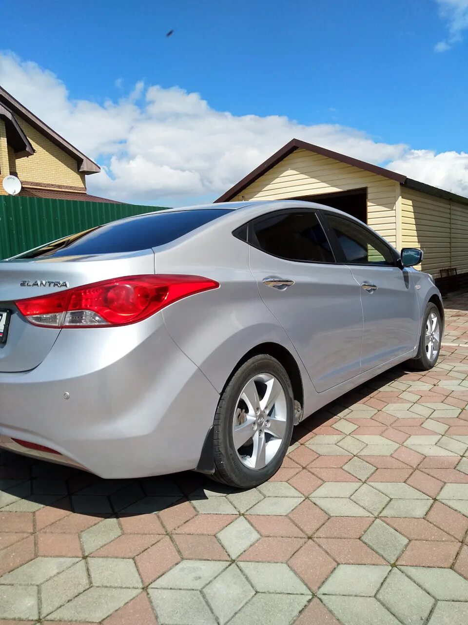 Элантра авито краснодарский. Hyundai elantra белая. 8. Хендай элантра 2011 белая. Hyundai elantra на драйв 2.