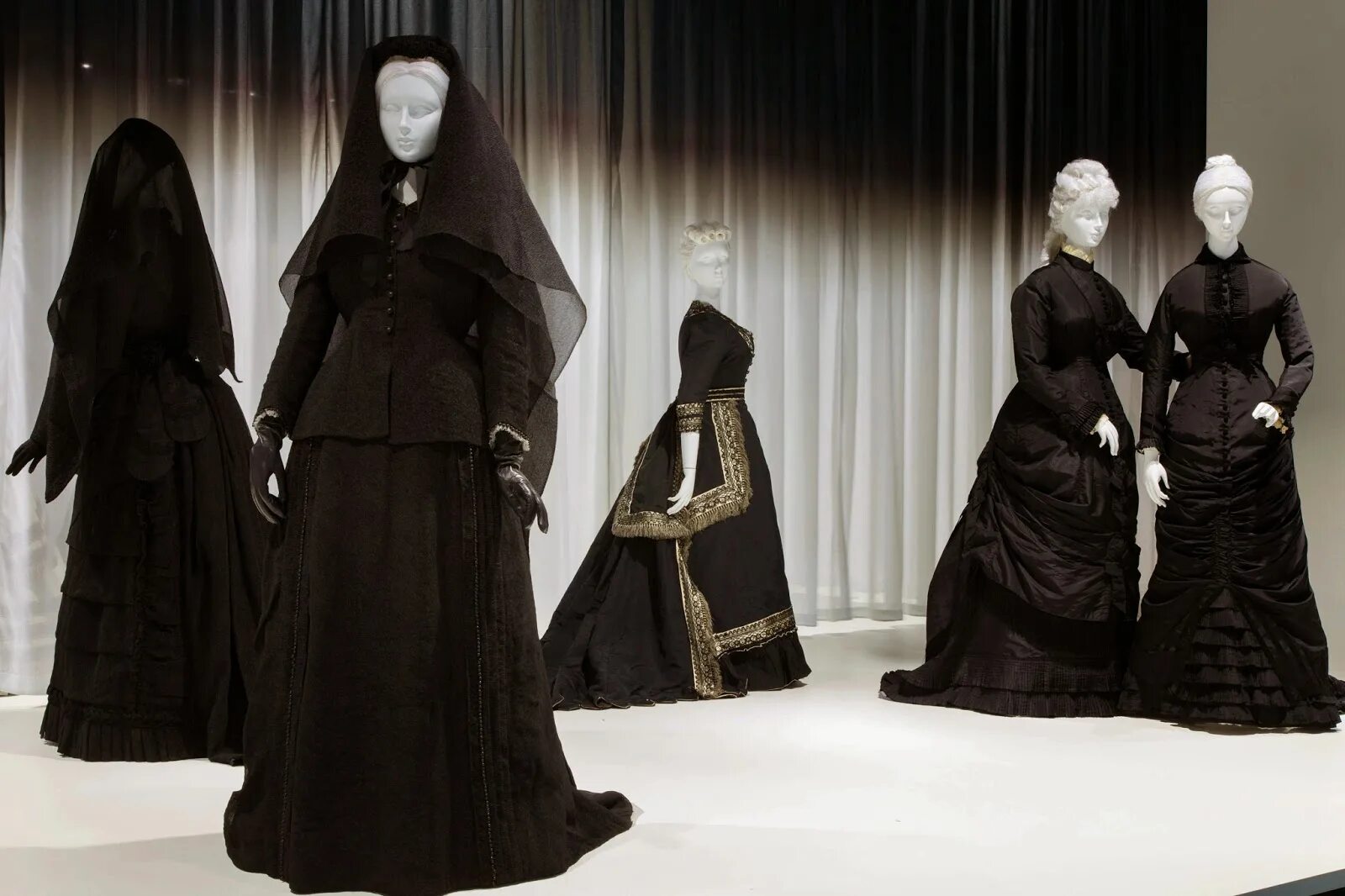 Траурное платье 19 век Англия. Платье вдовы 19 век. Траурный наряд женщин 17 века в Англии. Траурная одежда для женщин.
