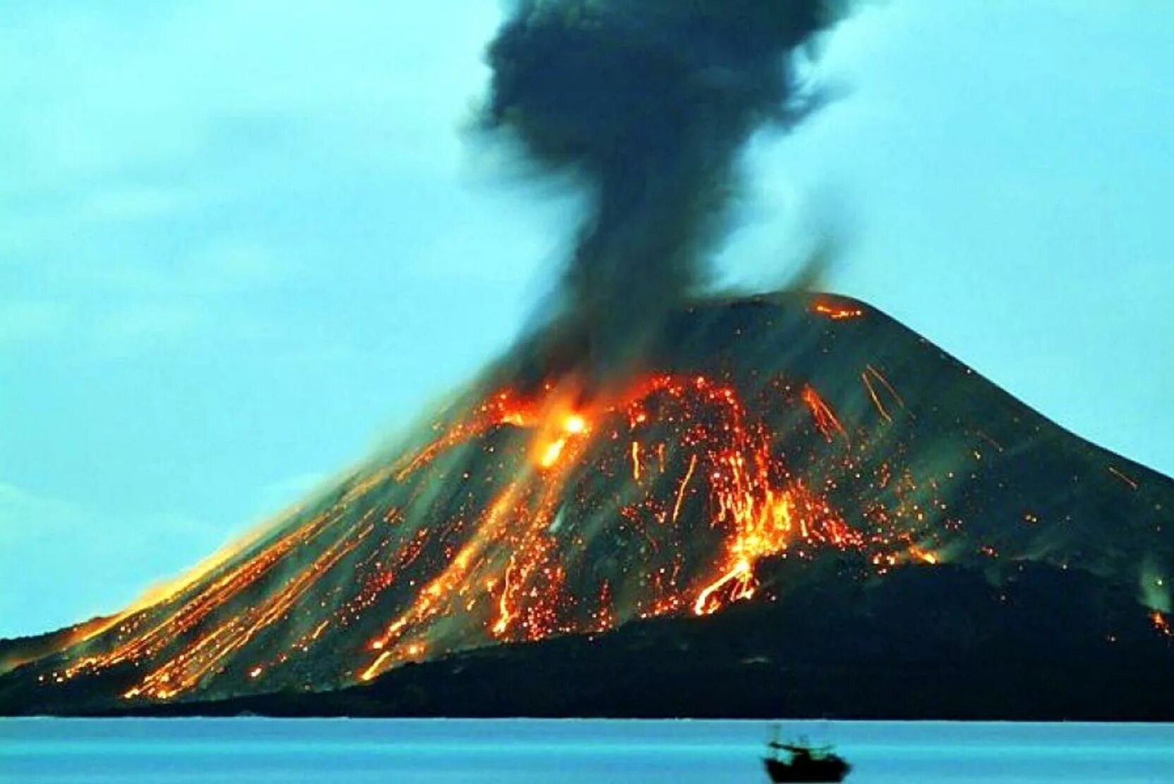 Индонезия вулкан Кракатау. Извержение вулкана Кракатау в 1883 году. Извержение вулкана Кракатау в Индонезии. Вулкан Кракатау (Индонезия, 1883 год). В горах кордильеры случаются землетрясения и извержения