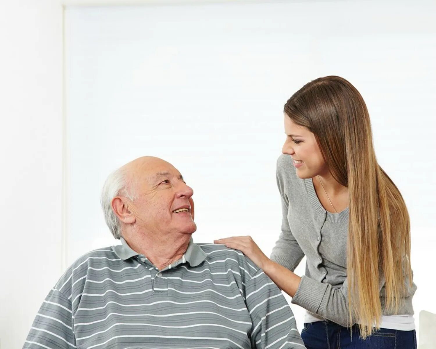 Grandpa daughter. Дед и девочка. Дедушка и девушка. Дедушка и внучка. Девочка с дедушкой.