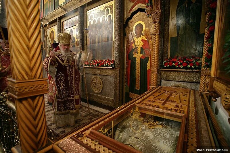 мощи в сретенском монастыре. блаженный иоанн тульский. мощи святителя николая. обретение мощей илариона верейского. мощи в сретенском монастыре.