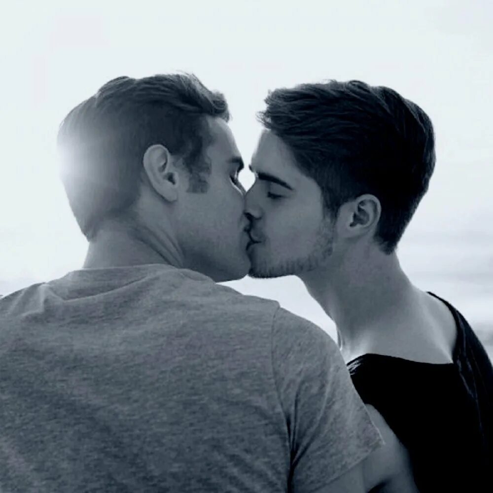 Про любовь между парнями. ««two boys kissing» дэвид левитан. поцелуй парней. любовь между мужчинами. два парня обнимаются.