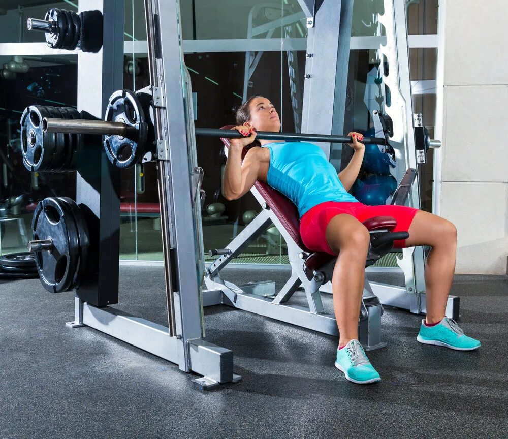 Поп жим. Smith machine incline bench press. жим в тренажере смита. жим лежа в смите. жим лежа в тренажере смита.
