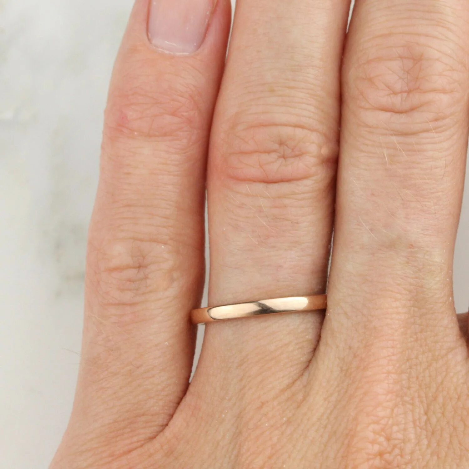 мужское обручальное кольцо на пальце. кольцо 2 мм на пальце. 5 мм. классические обручальные кольца. кольцо 4мм.