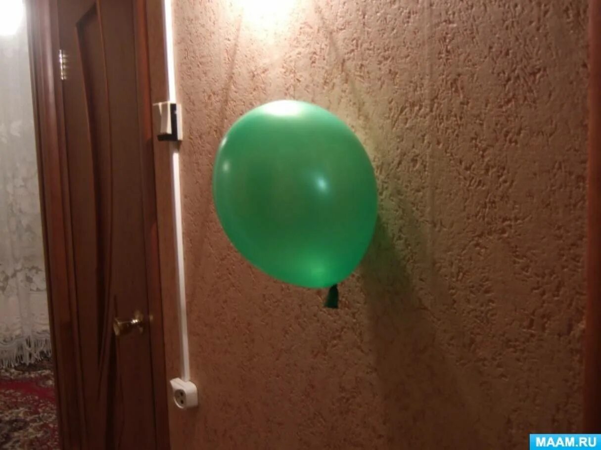 Висят шары посинели от жары. Наэлектризованный воздушный шарик. Эксперимент с воздушным шариком. Опыт с шариками статическое электричество. Опыт с шариком и стеной.