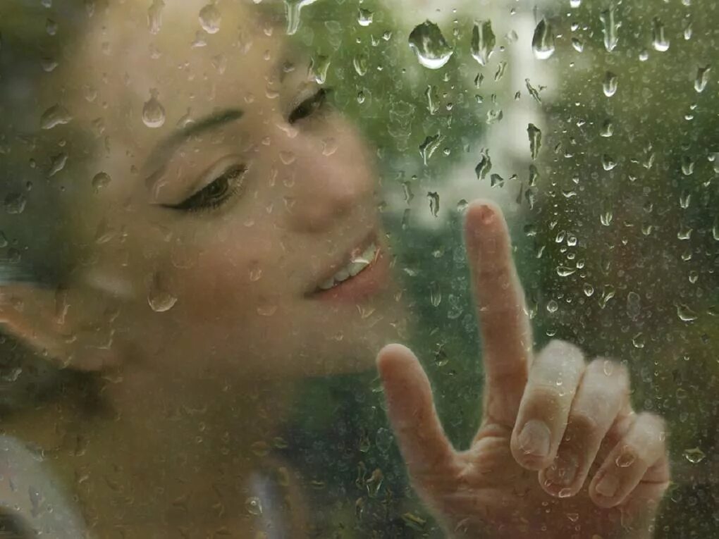 Песня пусть льется. Девушка за мокрым стеклом. Фотосессия с мокрым стеклом. Слезы на стекле. Летний дождь.