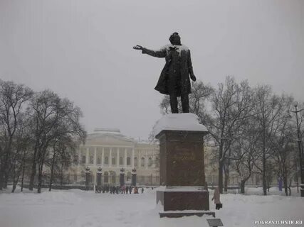 Памятники зимой