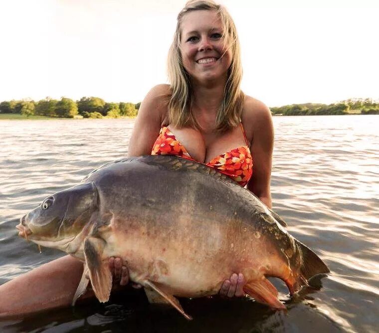 самые неизвестные животные. непонятный мем. ну что непонятного. девушка с удочкой на рыбалке. непонятно что ловлю.