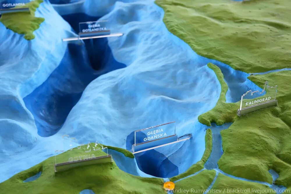 Рельеф дна японского моря. Ландсортская впадина балтийского моря. Рельеф дна балтийского моря. Рельеф дна гибралтарского пролива. Балтийское море глубина рельеф дна.