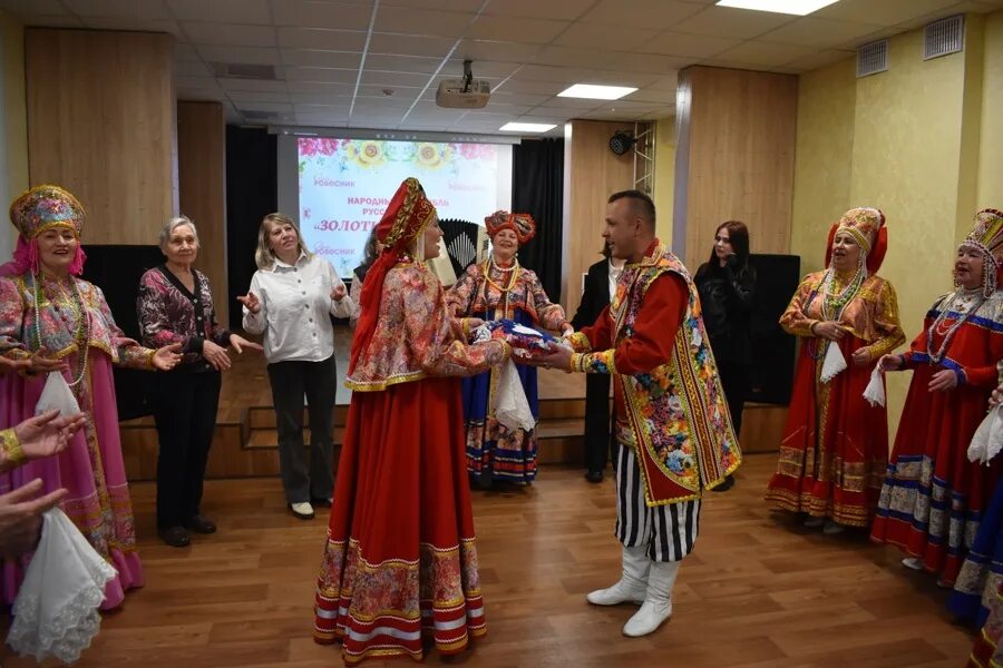 Родники чебоксары. Золотые Родники ансамбль Каменск Уральский. Русский народный ансамбль. Русский народный концерт. Ансамбль ровесницы.