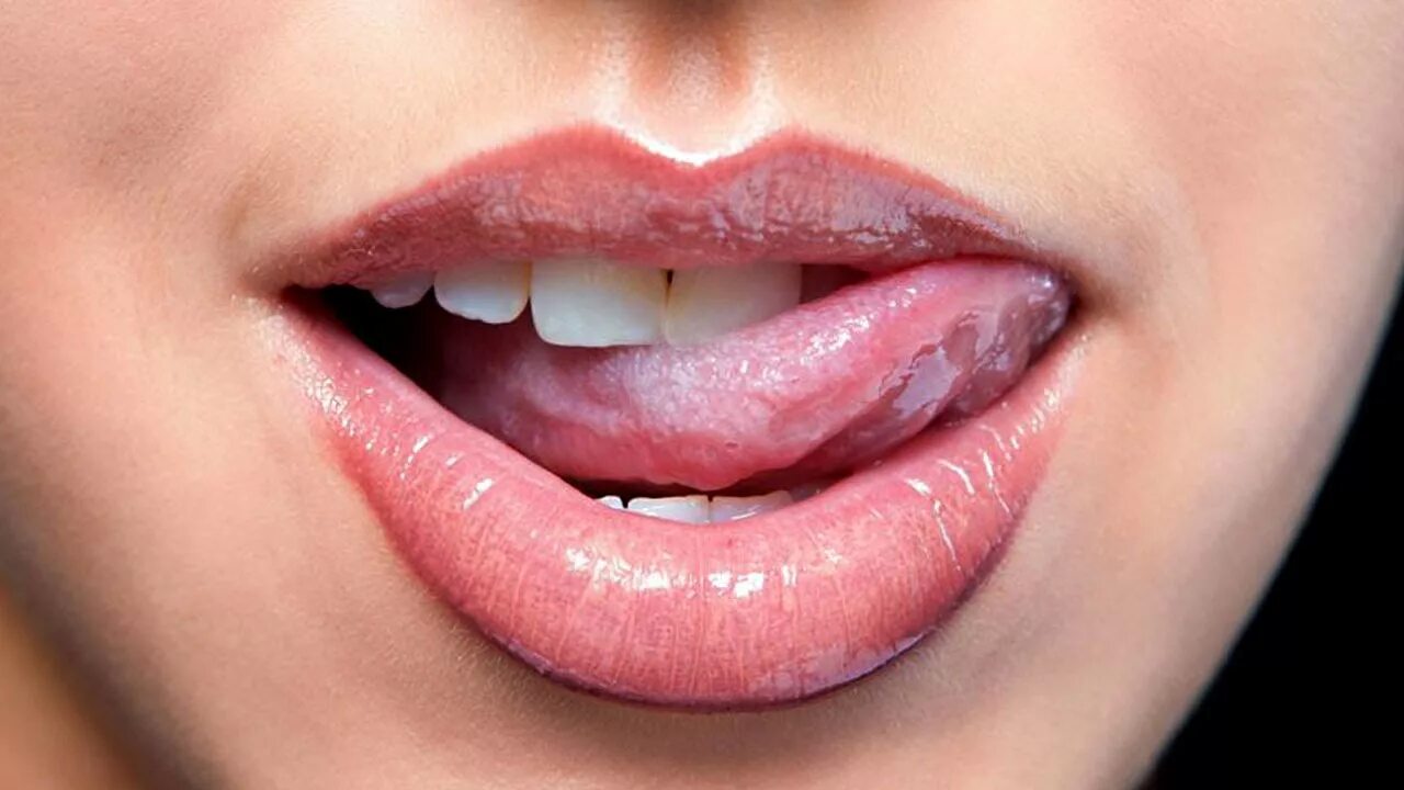 Close lips. Красивые женские губы. Губы с язычком. Облизывает губы. Открытый женский рот.
