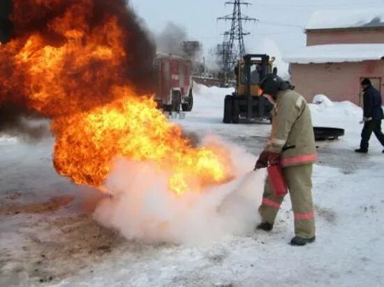 Порошком тушат. Тушение пожара порошком. Азотное пожаротушение. Пена огнетушителя. Порошковая система тушения пожара.