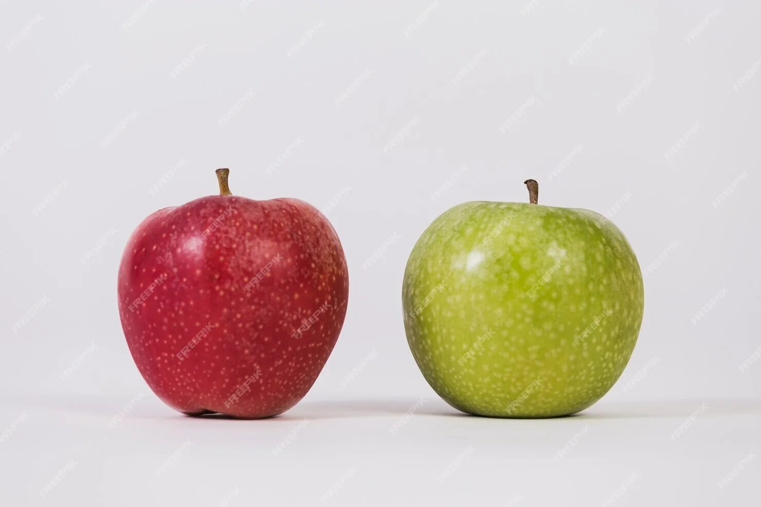 Яблоко в 2 месяца. Яблоки премиум. Красное или зеленое яблоко. Дальтоники яблоко. Сорт яблок зеленый в крапинку.