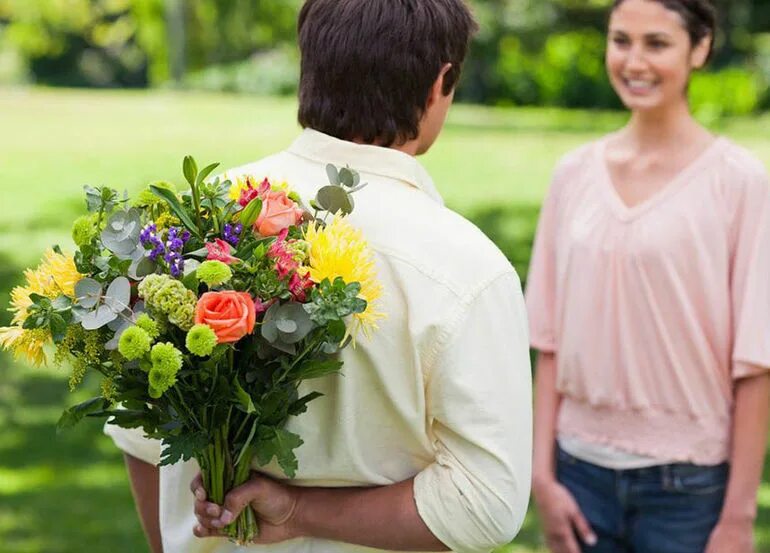 На 1 свидание предложил купить траву песня. Букет цветов для мужчины. Парень с букетом цветов. Парень дарит девушке цветы. Букет "женщине".