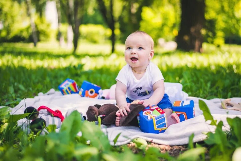 2 летний малыш. Детская фотосессия на природе летом. Летняя фотосессия для детей на природе. Фотосессия с малышом на природе. Фотосъемка детей на природе.