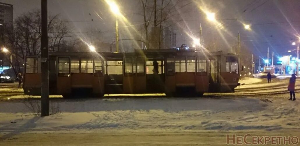 Пассажиры пермь. Бешеный трамвай пермь. загорелся трамвайный пантограф. в туле задымился трамвай.