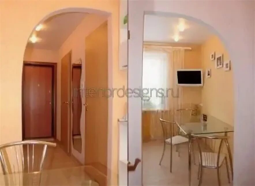 Арочный проем на кухню. Дверь на кухню в хрущевке. Арка на кухню в хрущевке. Обои в коридор в хрущевке. Проем на кухню без двери.